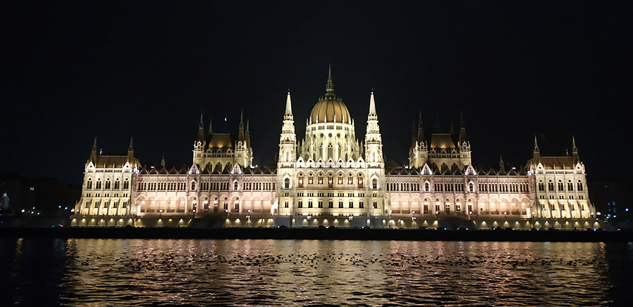 parlamento de budapest de noche