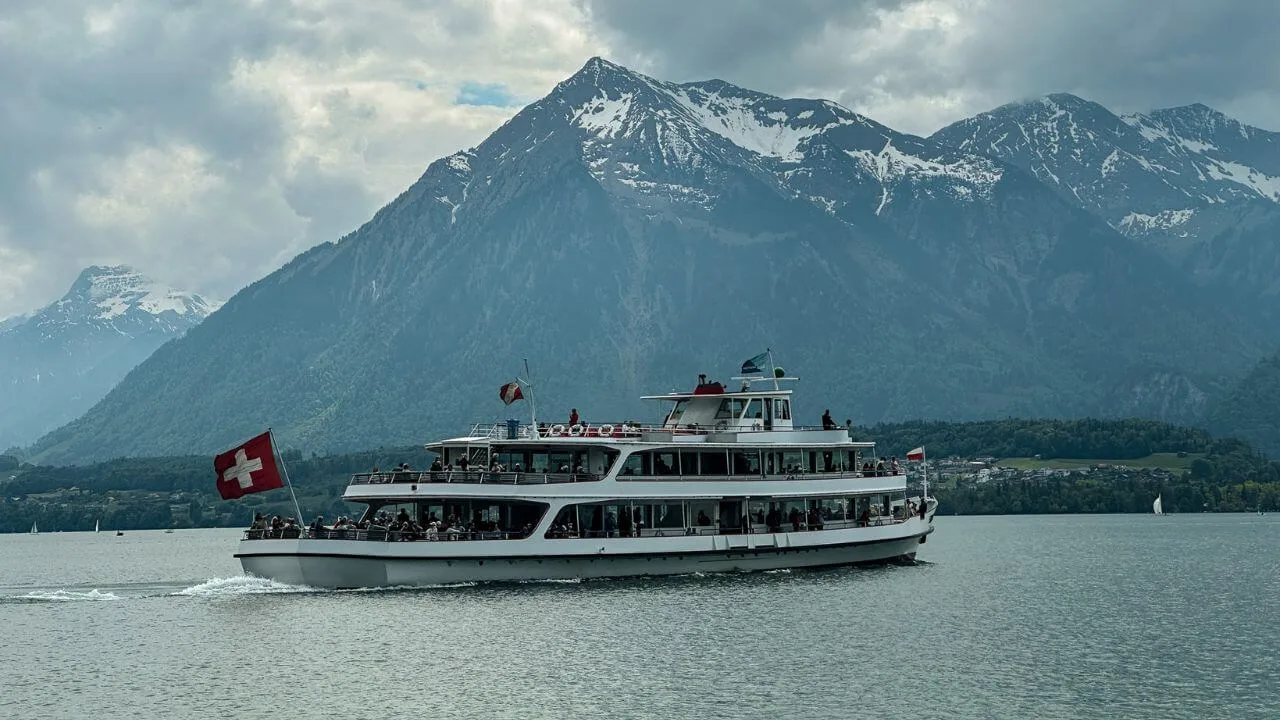 Paseo en barco por el lago Thun Paseo en barco por el lago Thun
